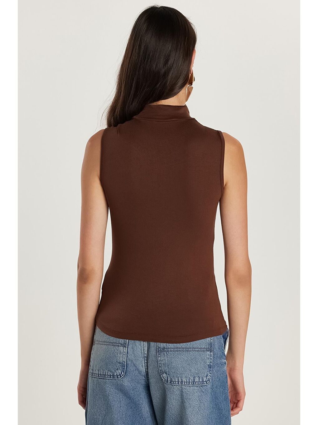 Kadın Regular Fit Klasik Kesim Viskon Kumaş Balıkçı Yaka Sıfır Kol Kahverengi Bluz-4