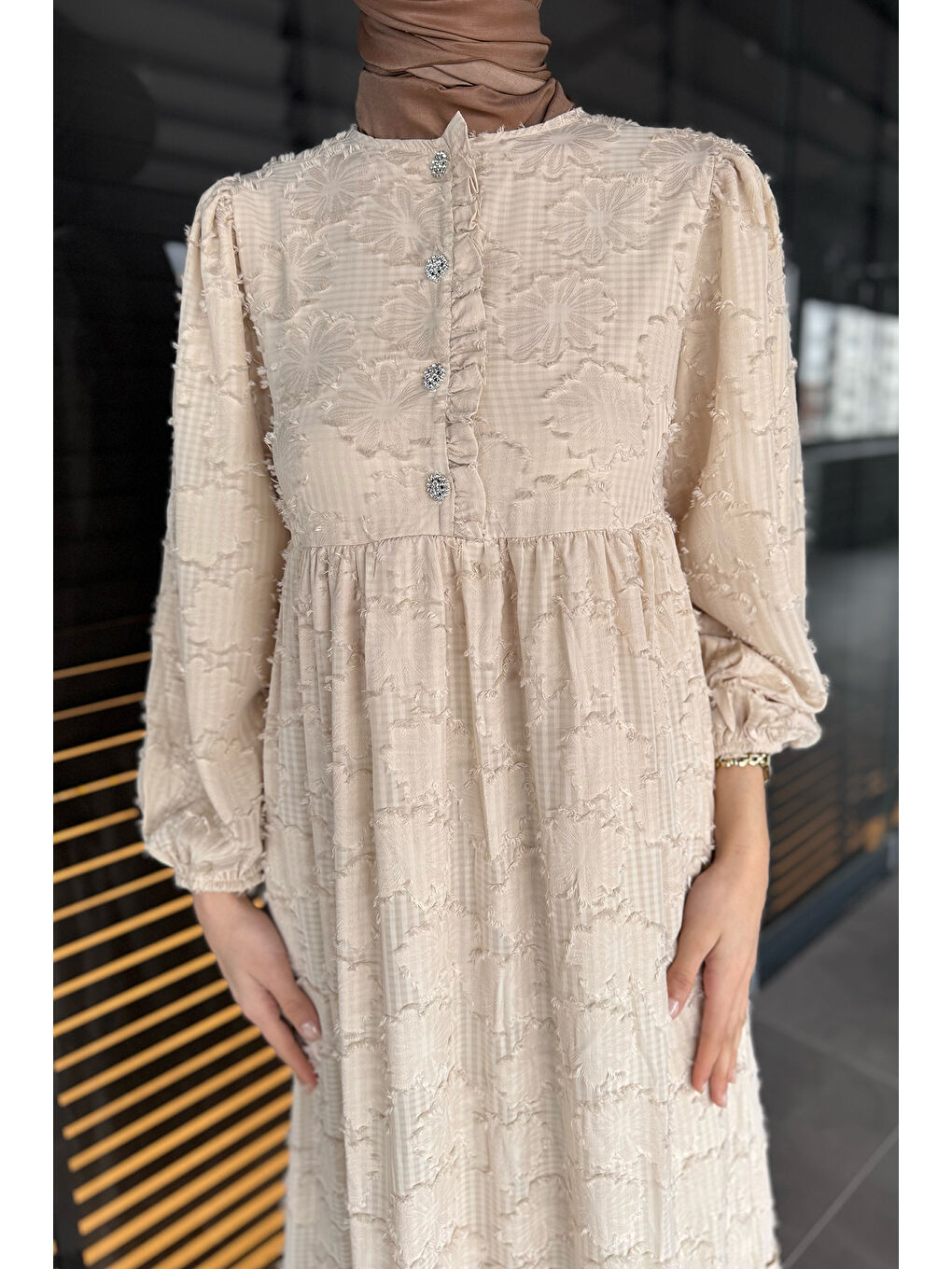 Bej Kadın Taşlı Düğmeli Püsküllü Tesettür Fistolu Elbise-5