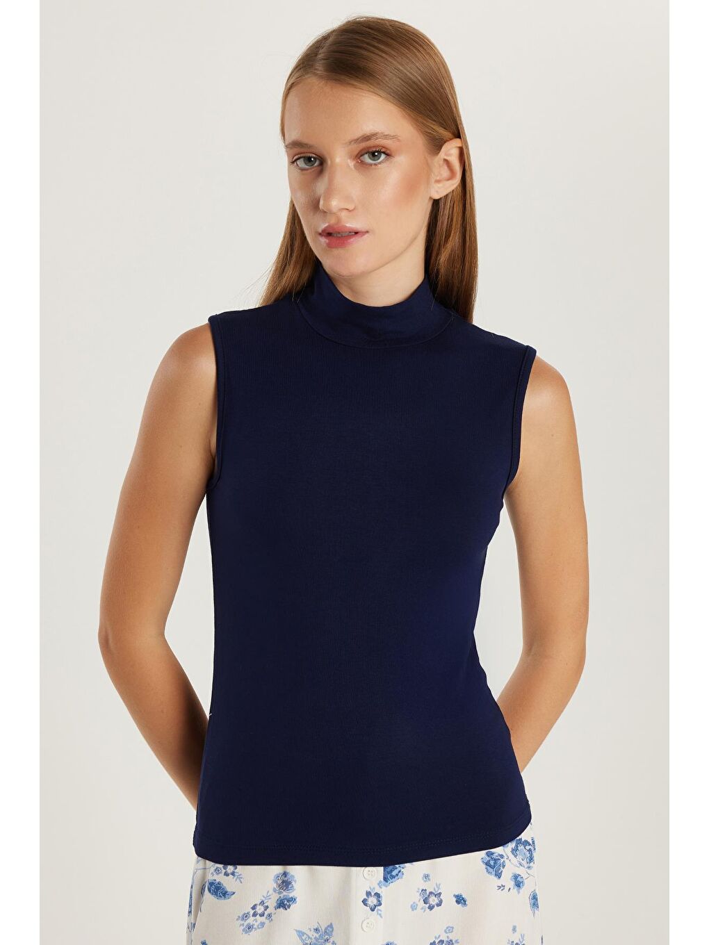 Karışık Kadın 4'Lü Paket Beyaz-Lacivert-Bej-Siyah Regular Fit Viskon Kumaş Balıkçı Yaka Sıfır Kol Bluz-2