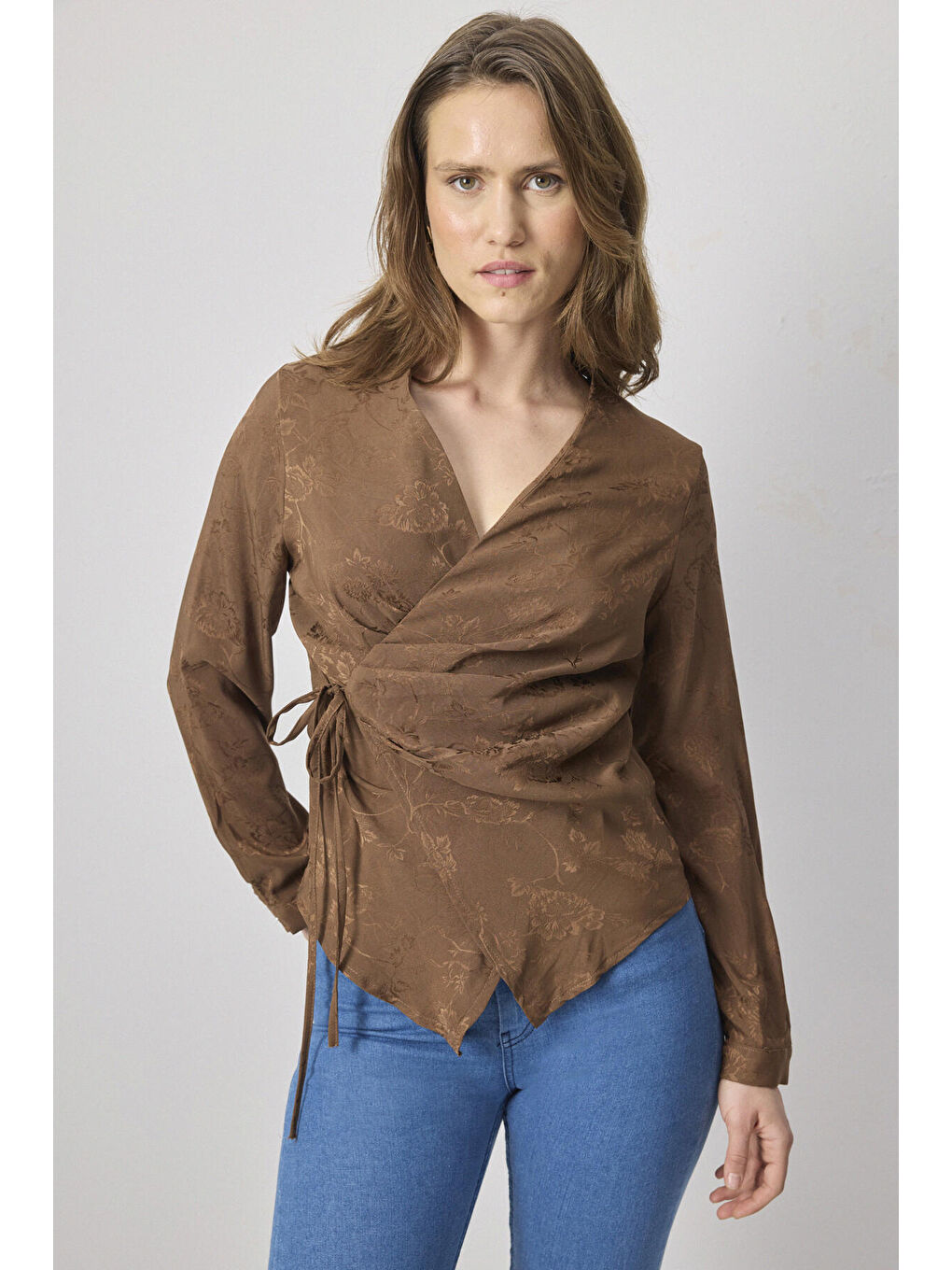 Kahverengi Yandan Bağlamalı Jakarlı Bluz