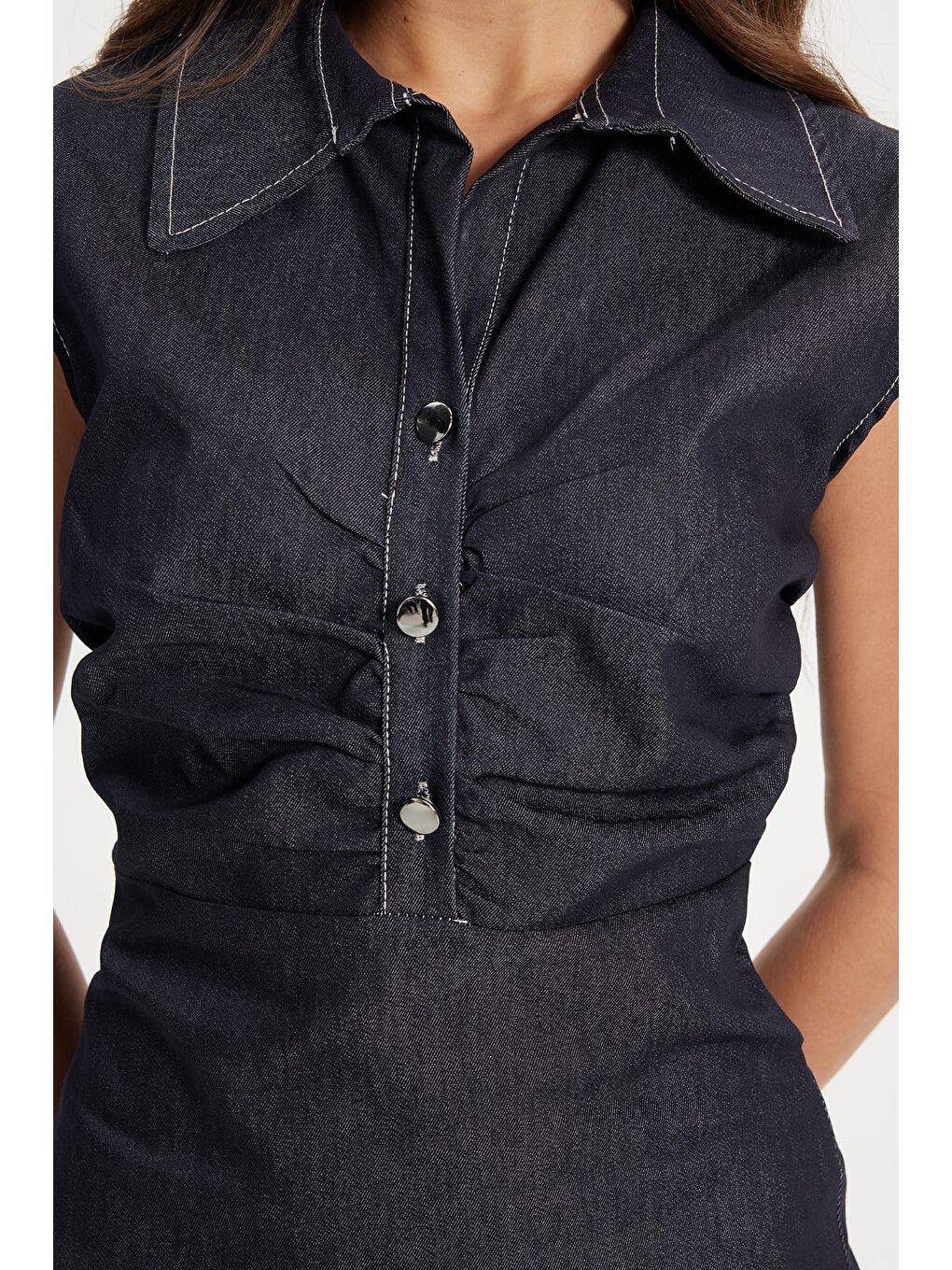 Kadın Relax Fit Rahat Kesim Düğmeli Göğüs Büzgü Detaylı Yırtmaçlı Maxi Boy Lacivert Jean Elbise-3