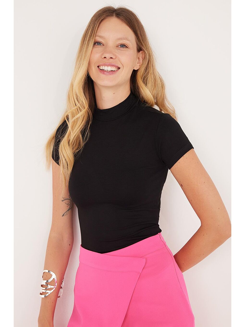 Kadın Slim Fit Dar Kesim Viskon Kumaş Yarım Balıkçı Yaka Siyah Bluz