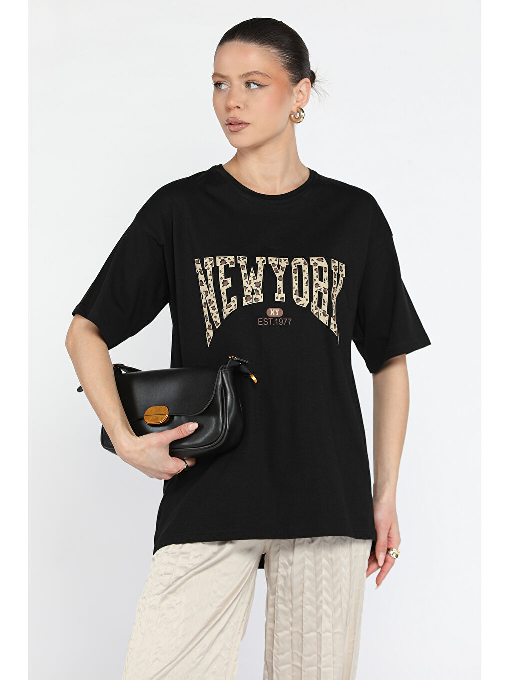 Siyah Ön Leopar Desenli Yazı Baskılı Kadın Bisiklet Yaka Tişört