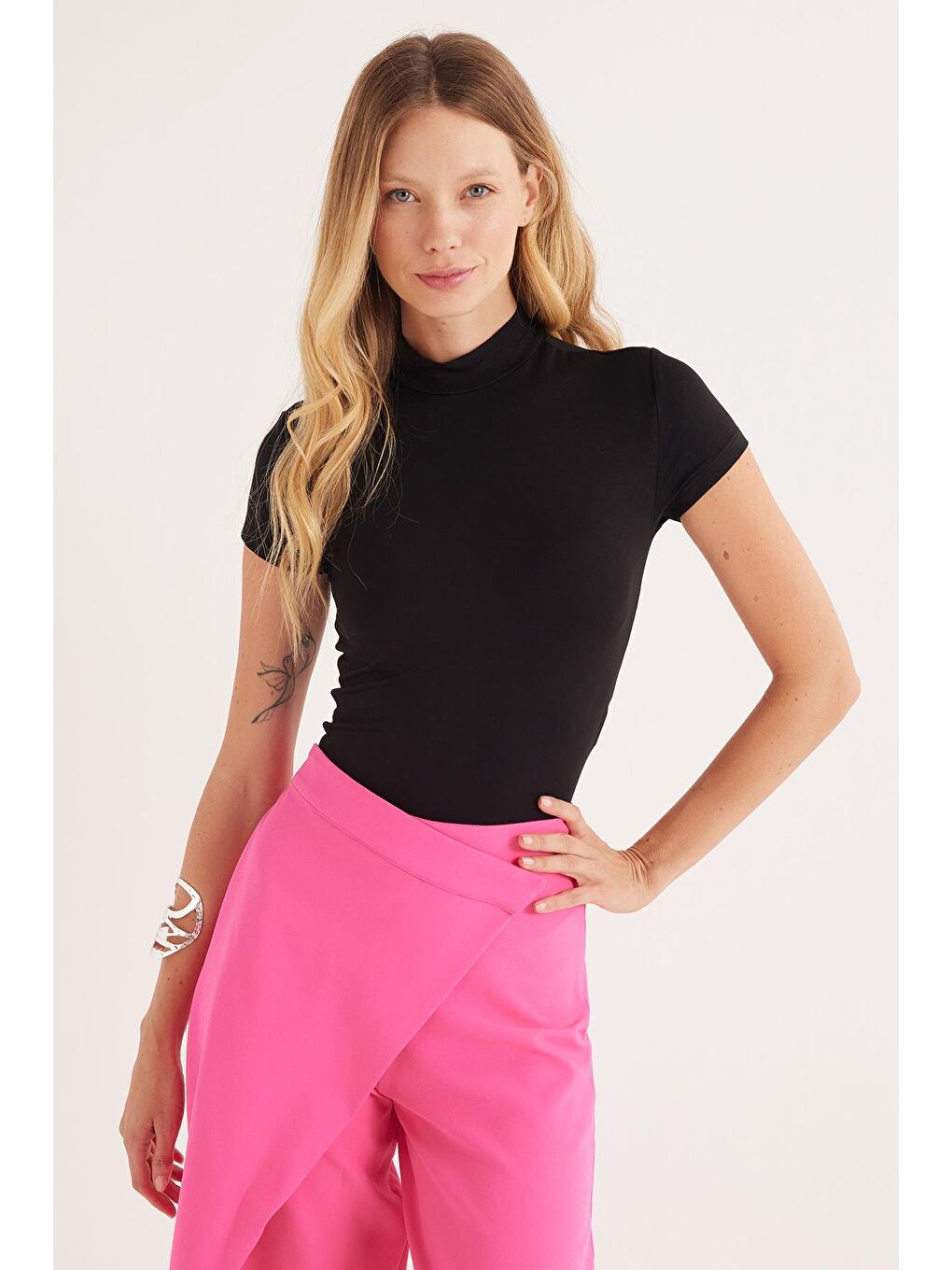 Kadın Slim Fit Dar Kesim Viskon Kumaş Yarım Balıkçı Yaka Siyah Bluz-1