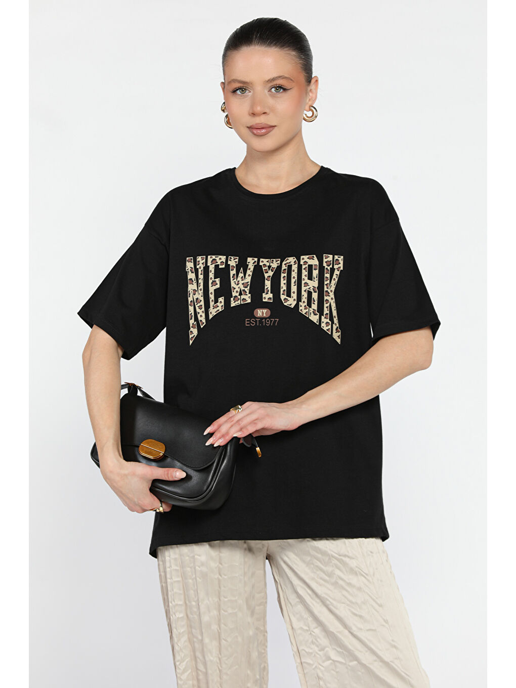 Siyah Ön Leopar Desenli Yazı Baskılı Kadın Bisiklet Yaka Tişört-1