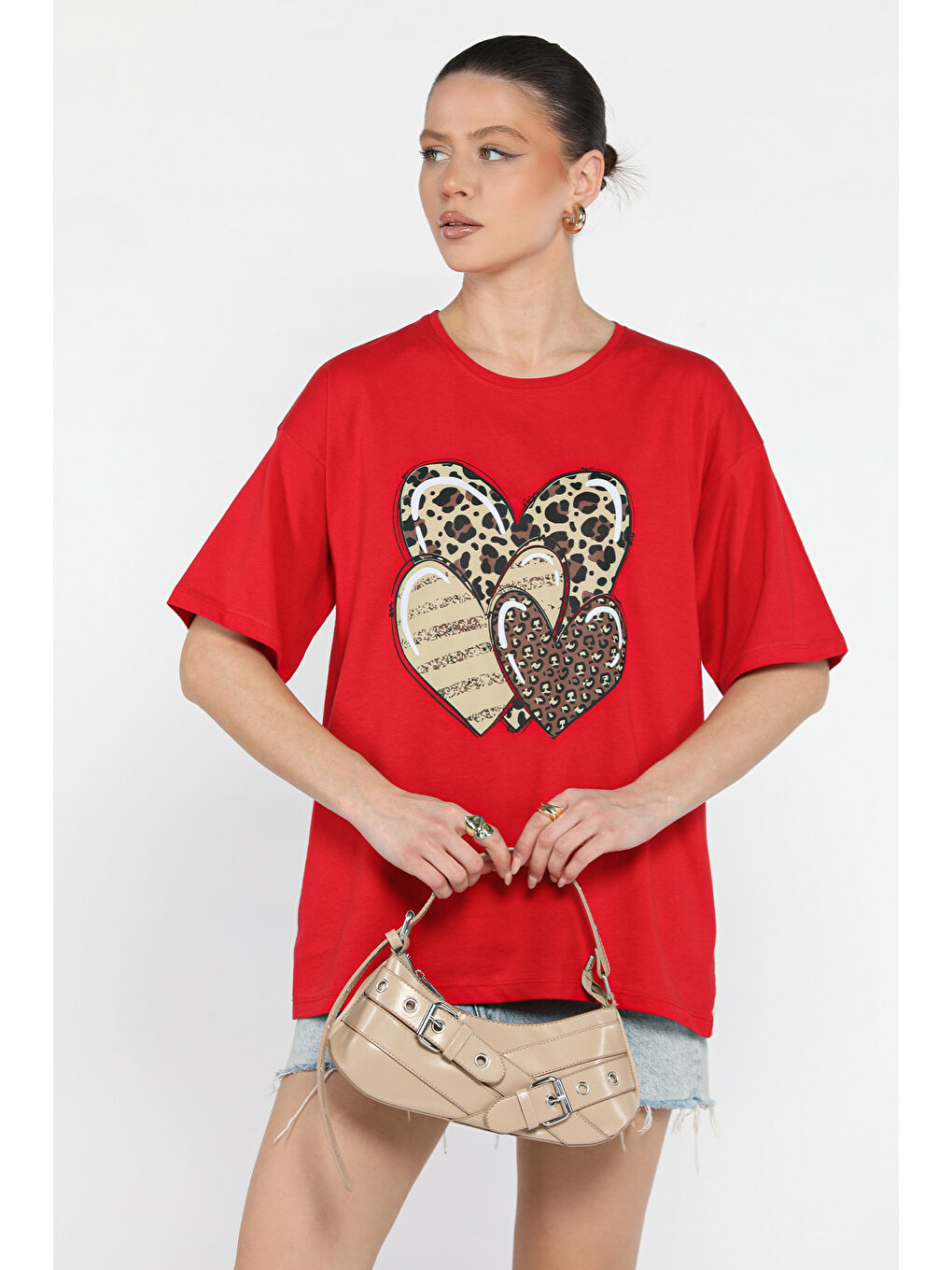 Kırmızı Ön Leopar Desen Kalp Baskılı Bisiklet Yaka Kadın Tişört-1