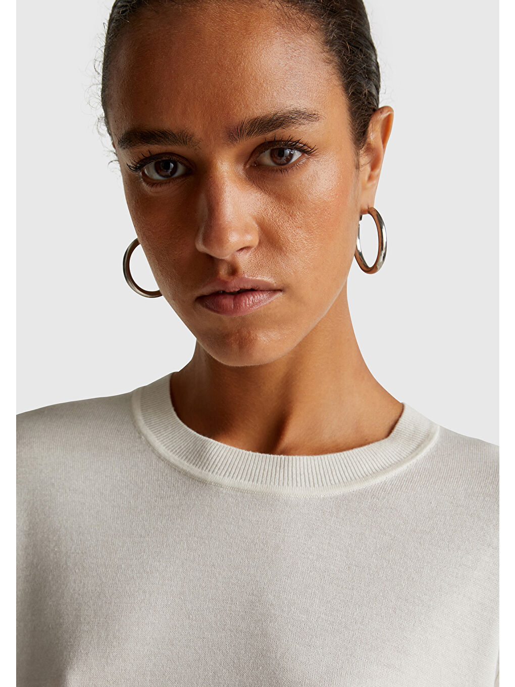 Ekru Kadın Krem İpek Karışımlı Yuvarlak Yaka Önü Detaylı Kısa Kollu Kazak-3