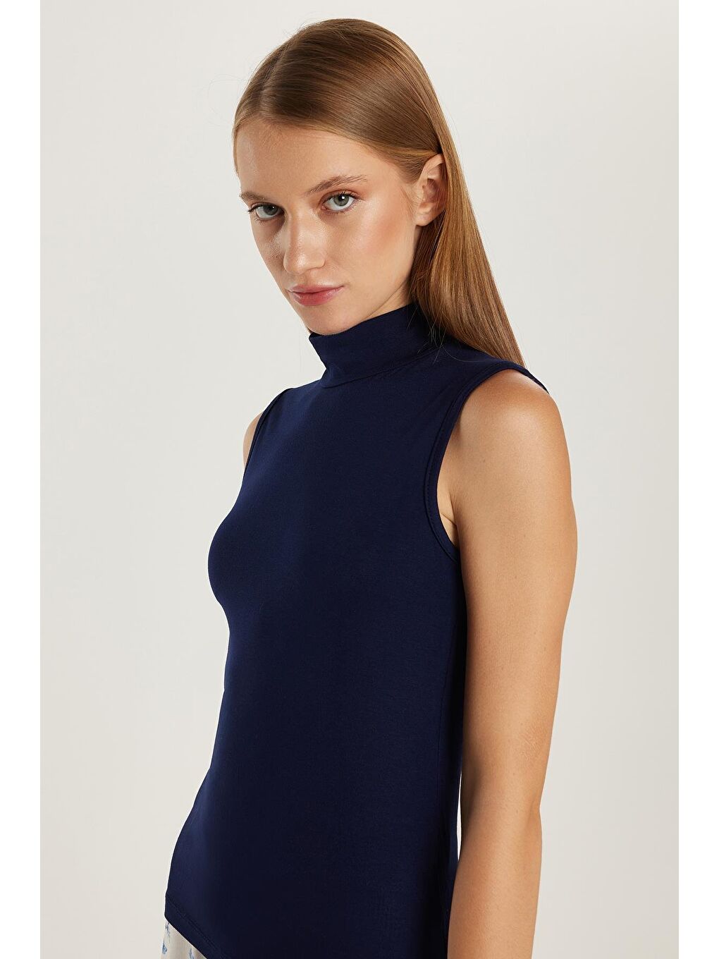 Kadın Regular Fit Klasik Kesim Viskon Kumaş Balıkçı Yaka Sıfır Kol Lacivert Bluz-1