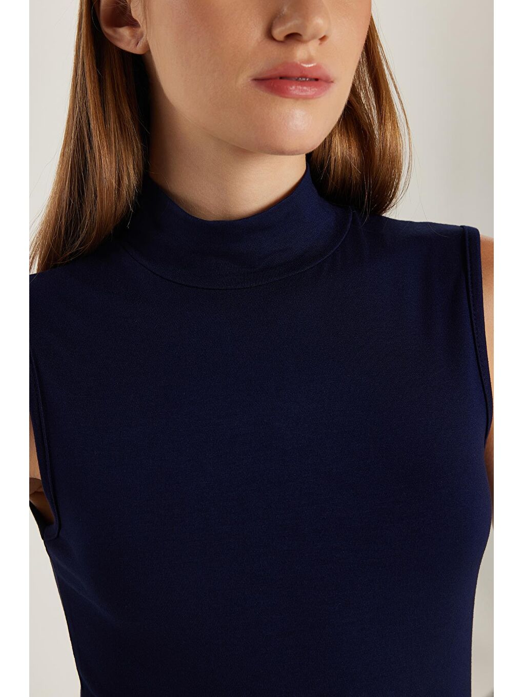 Kadın Regular Fit Klasik Kesim Viskon Kumaş Balıkçı Yaka Sıfır Kol Lacivert Bluz-2