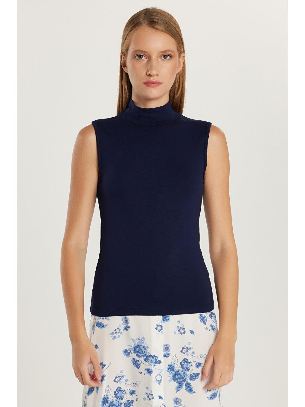 Kadın Regular Fit Klasik Kesim Viskon Kumaş Balıkçı Yaka Sıfır Kol Lacivert Bluz-3