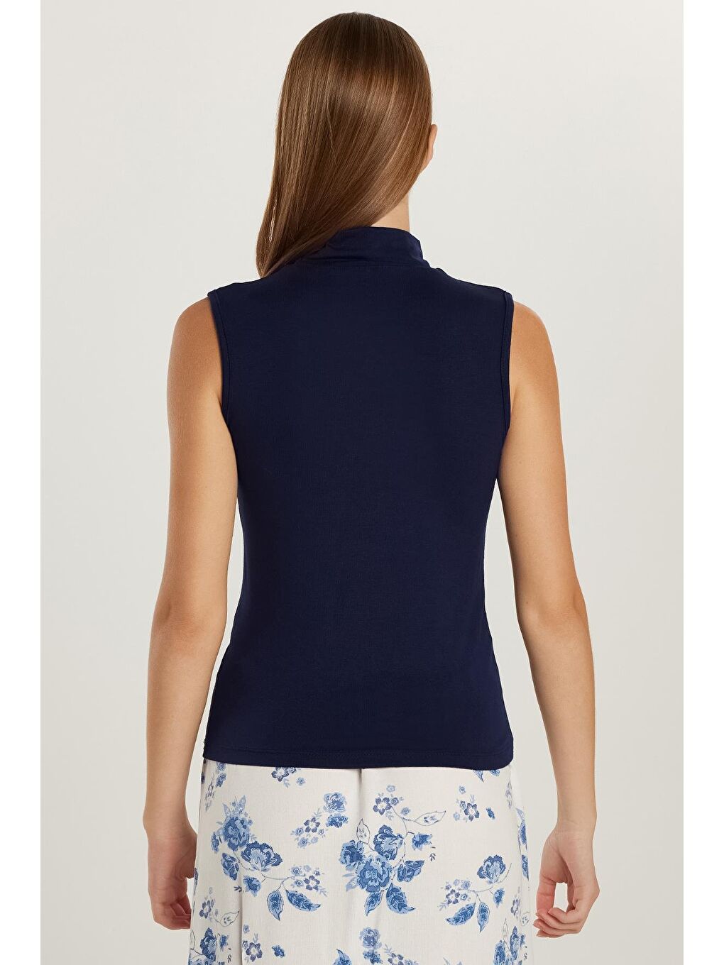 Kadın Regular Fit Klasik Kesim Viskon Kumaş Balıkçı Yaka Sıfır Kol Lacivert Bluz-4