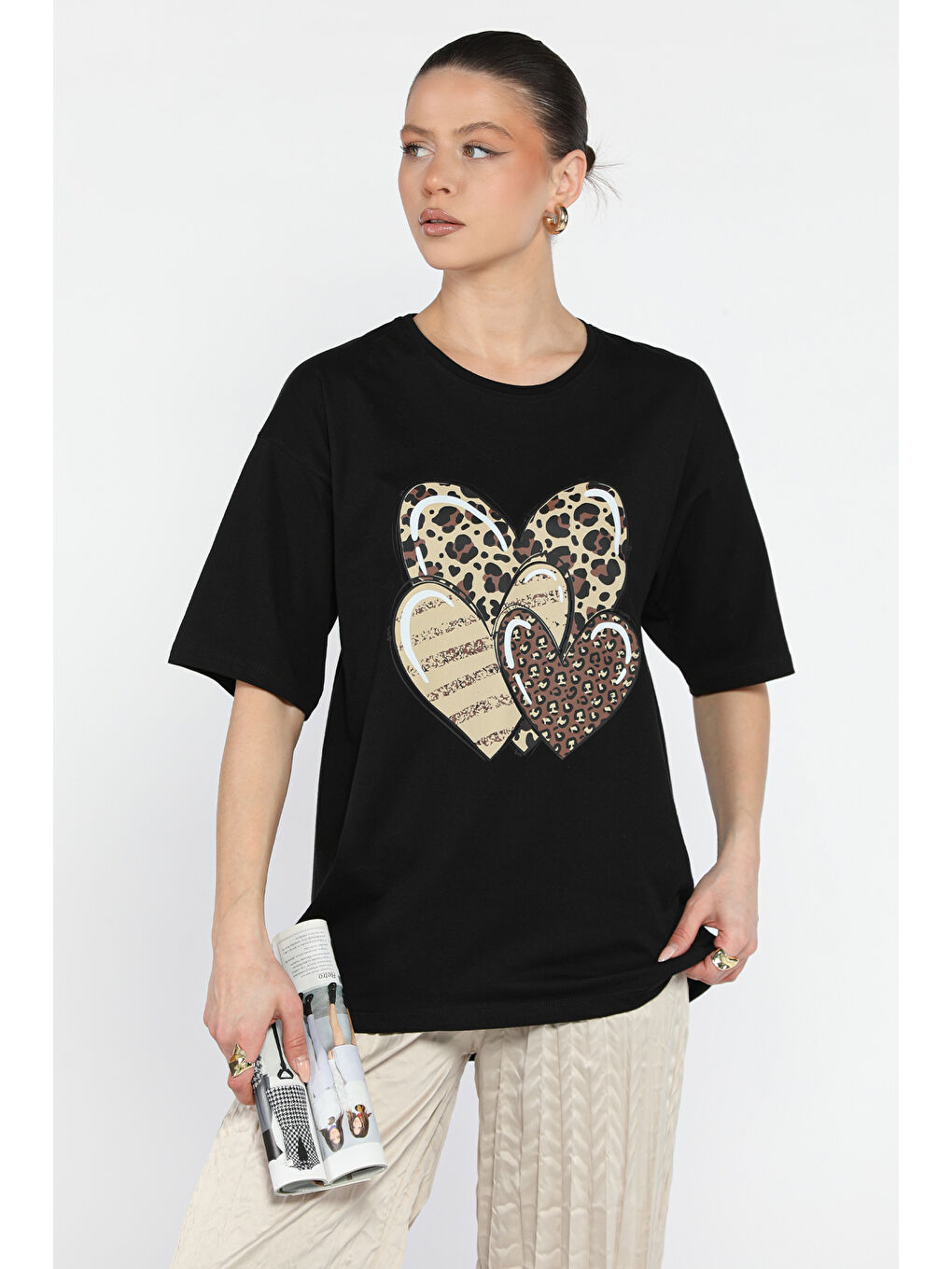 Siyah Ön Leopar Desen Kalp Baskılı Bisiklet Yaka Kadın Tişört-1