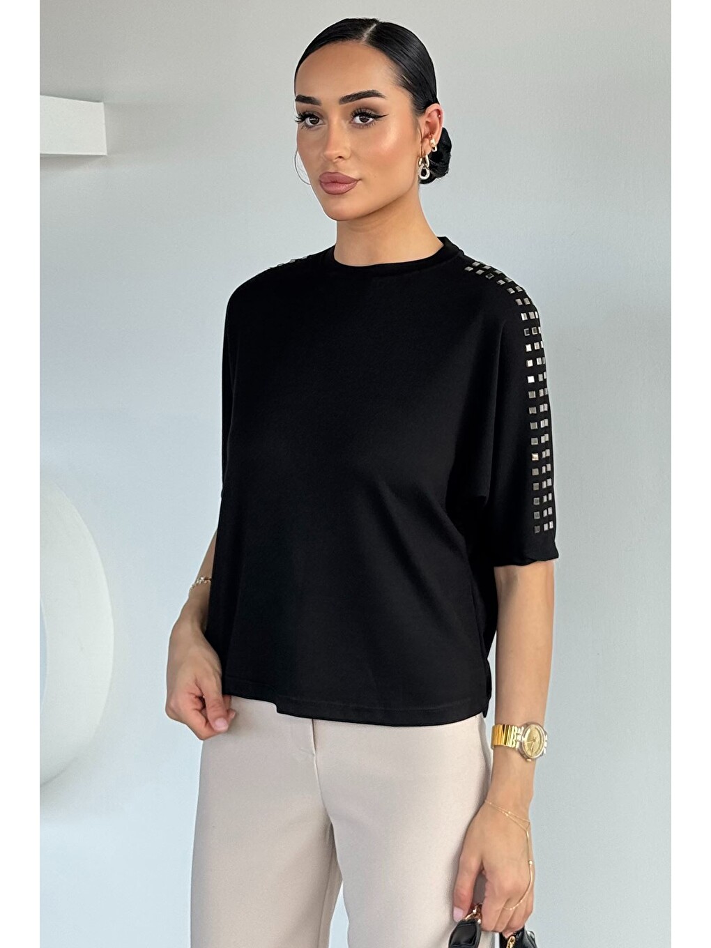 Siyah Kadın Omuzlar Metal Taşlı Oversize Bluz-1