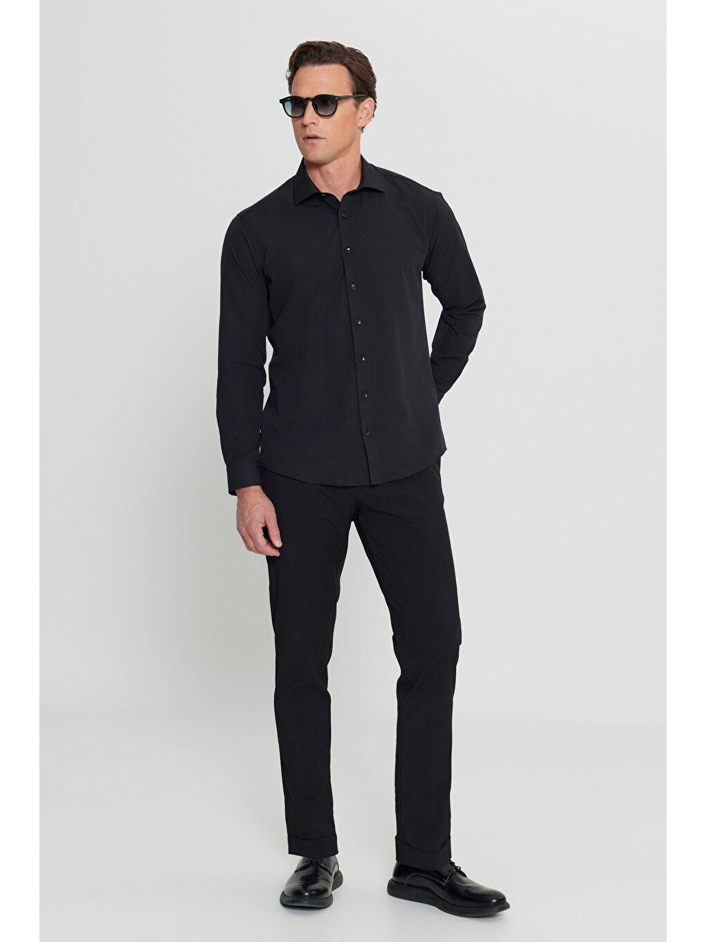 Erkek Siyah Regular Fit Rahat Kesim Klasik Yaka Armürlü Gömlek-1