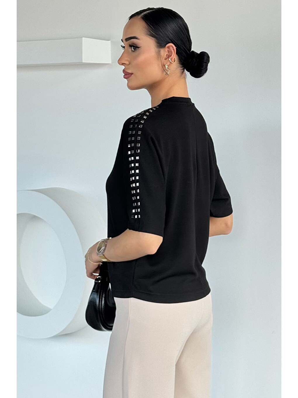 Siyah Kadın Omuzlar Metal Taşlı Oversize Bluz-3