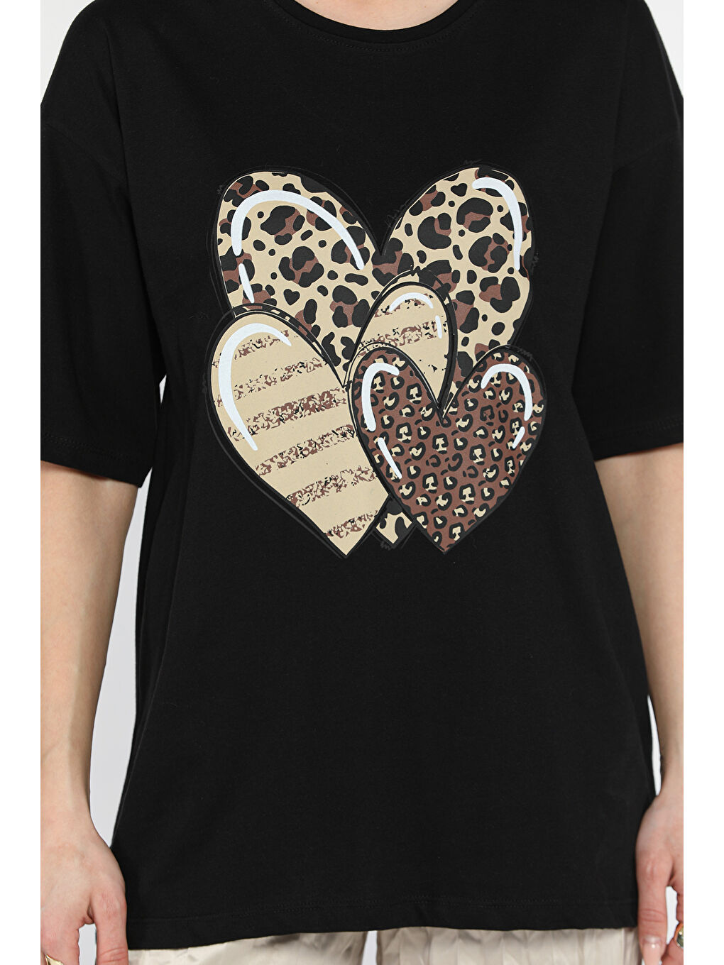 Siyah Ön Leopar Desen Kalp Baskılı Bisiklet Yaka Kadın Tişört-3