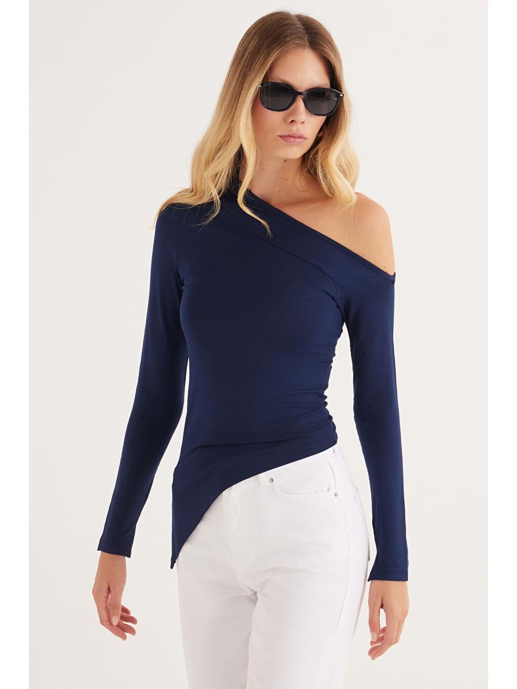 Kadın Standart Fit Asimetrik Yaka Viskon Lacivert Bluz