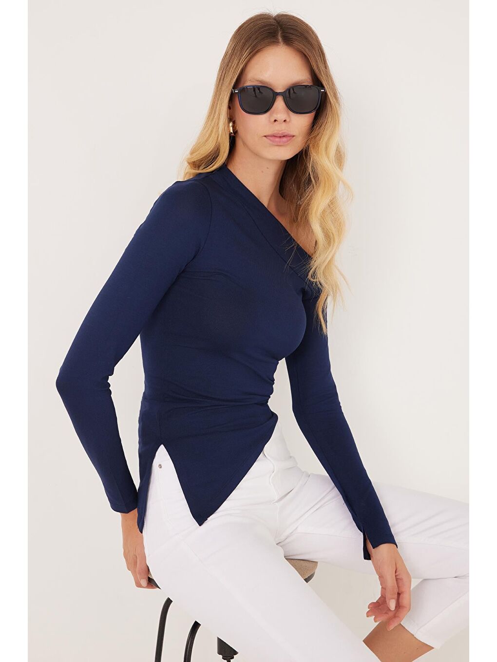 Kadın Standart Fit Asimetrik Yaka Viskon Lacivert Bluz-1