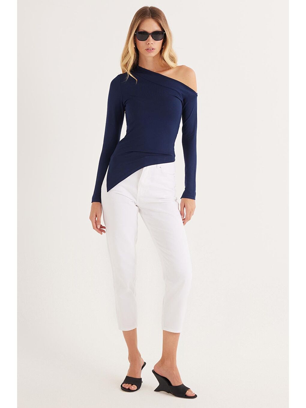 Kadın Standart Fit Asimetrik Yaka Viskon Lacivert Bluz-3