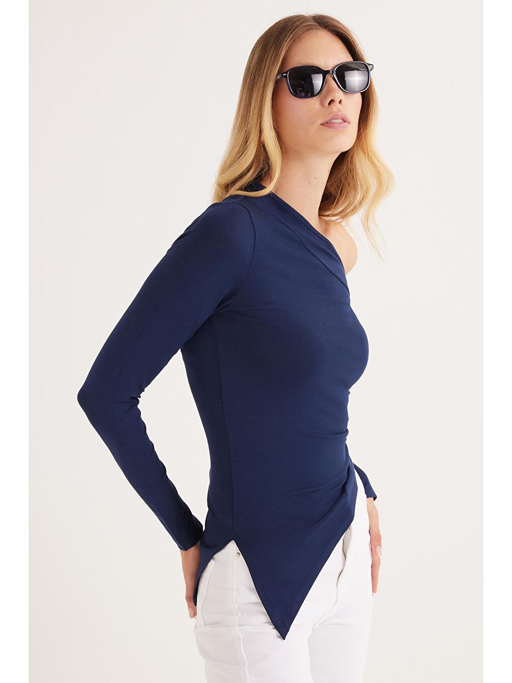 Kadın Standart Fit Asimetrik Yaka Viskon Lacivert Bluz-4