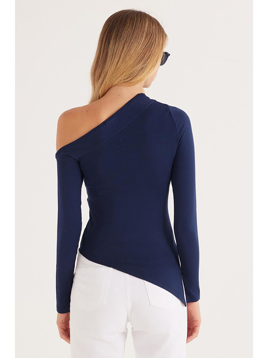 Kadın Standart Fit Asimetrik Yaka Viskon Lacivert Bluz-6