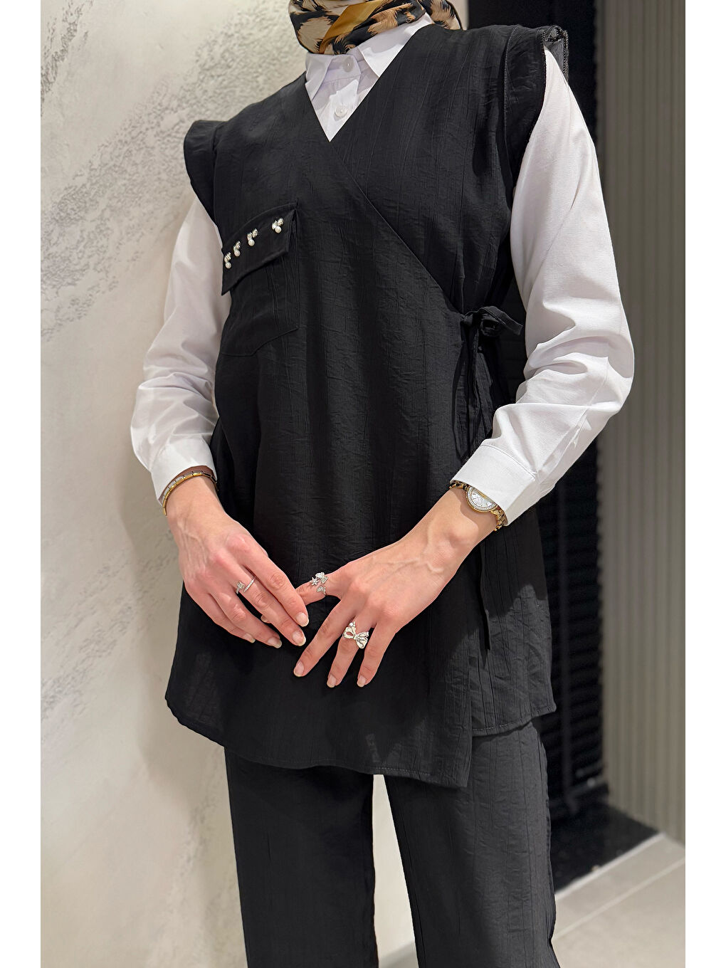 Siyah Kruvaze Yaka Taş İşlemeli Bağlamalı Yelek Gömlek Pantolon Tesettür Üçlü Takım-4