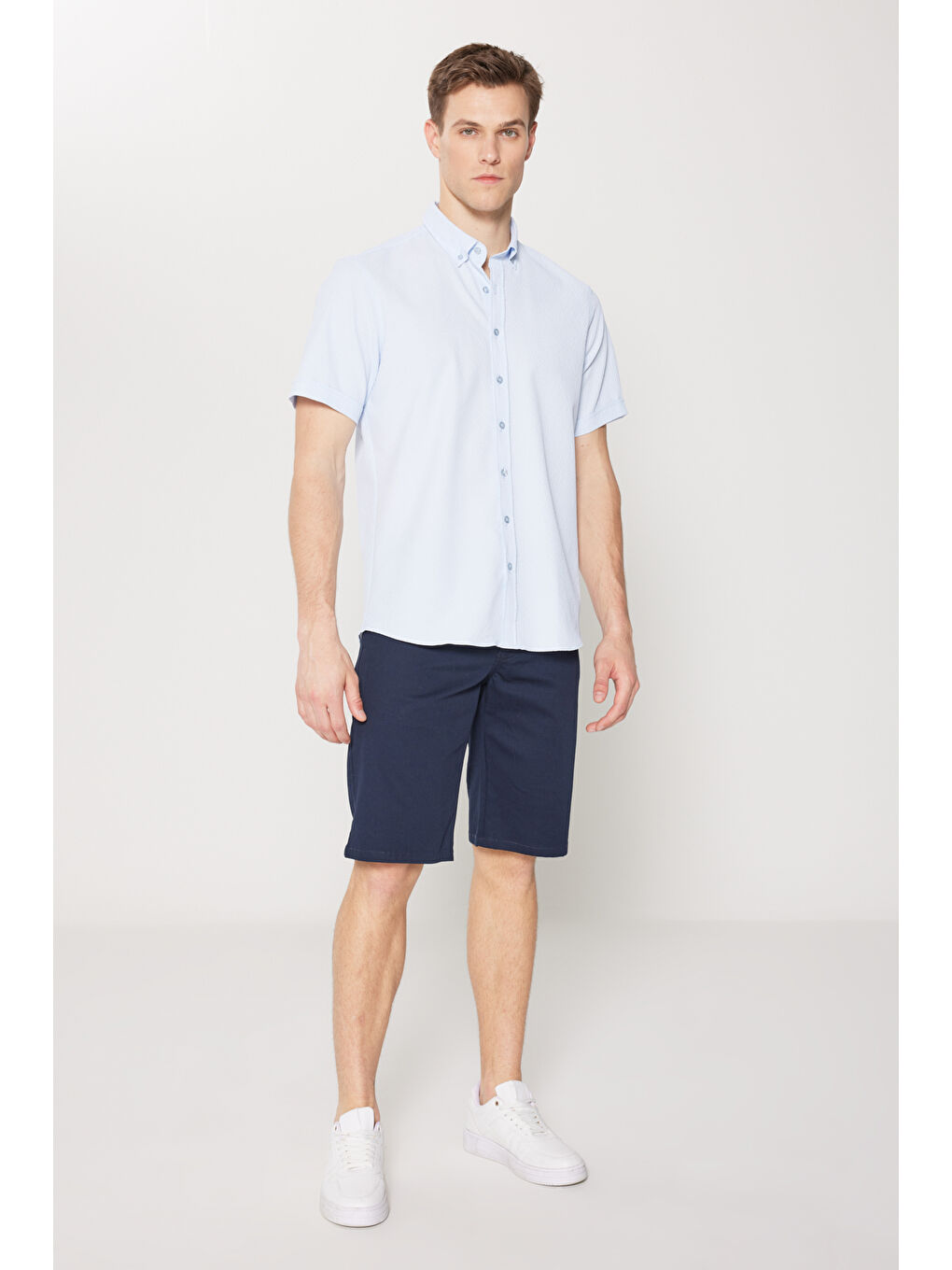 Erkek Mavi Slim Fit Dar Kesim Düğmeli Yaka Gofre Desenli Gömlek-1