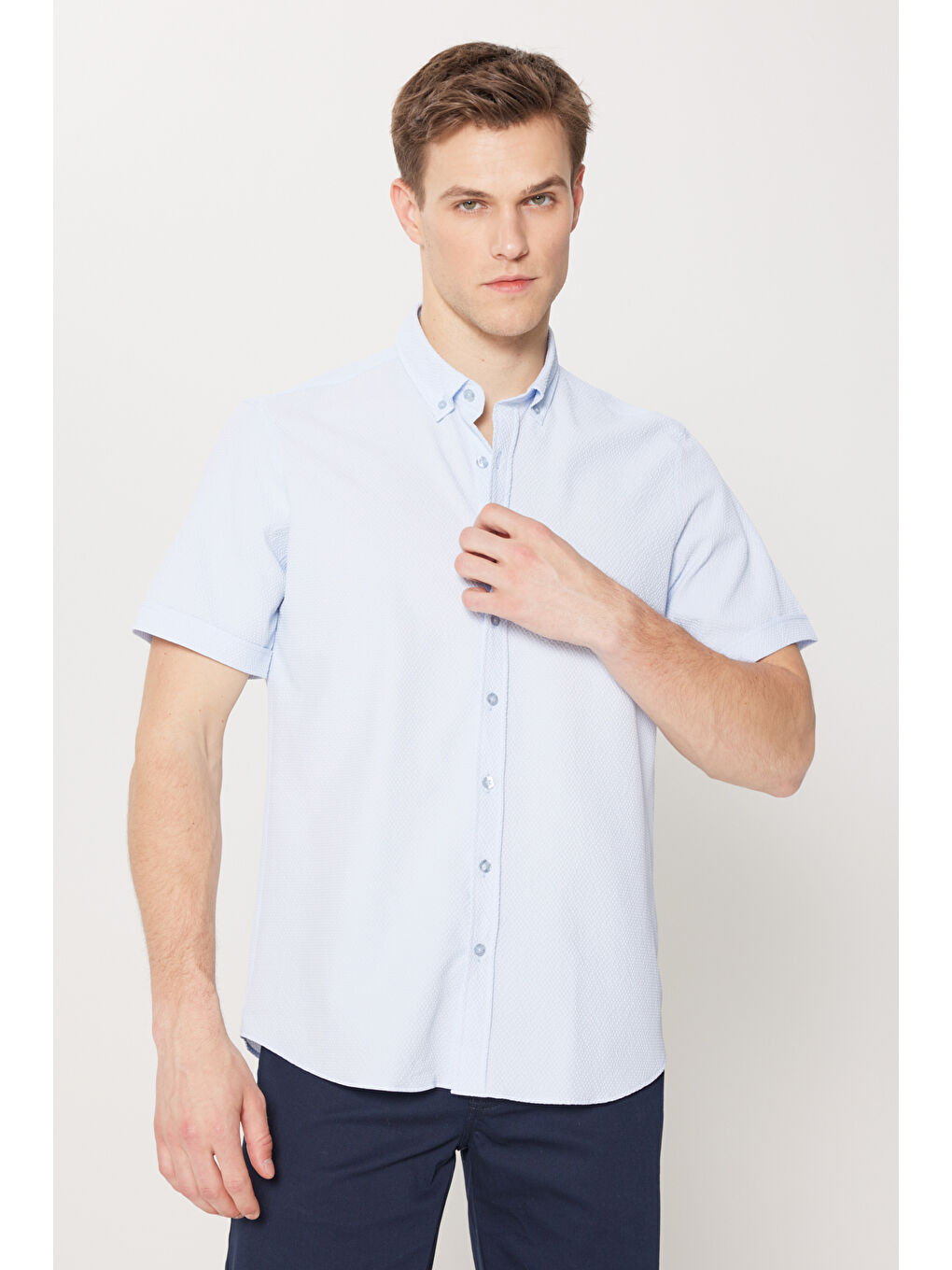 Erkek Mavi Slim Fit Dar Kesim Düğmeli Yaka Gofre Desenli Gömlek-2