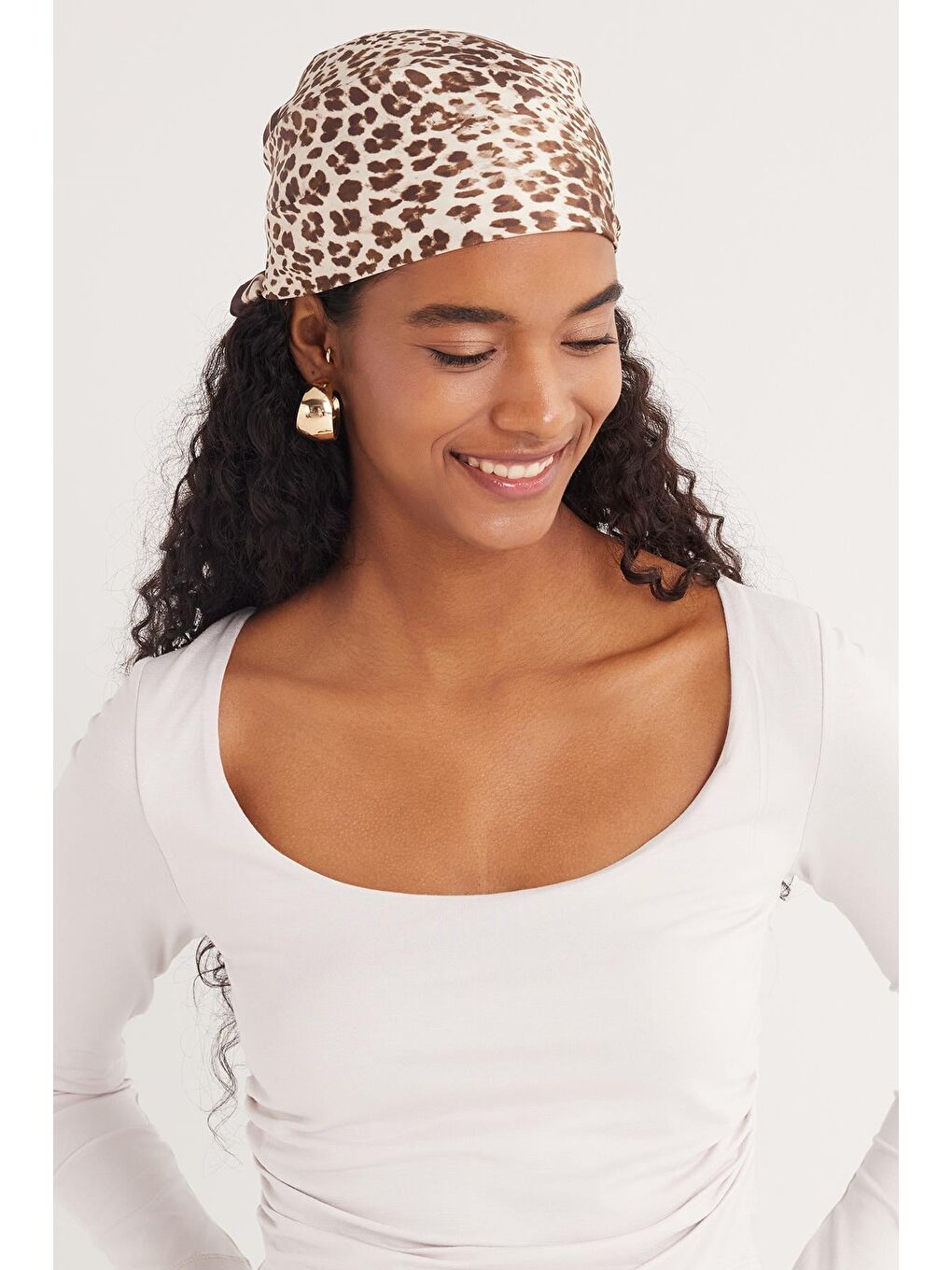 Bej Kadın Slim Fit Dar Kesim Uzun Kollu U Yaka Taş Bluz-1