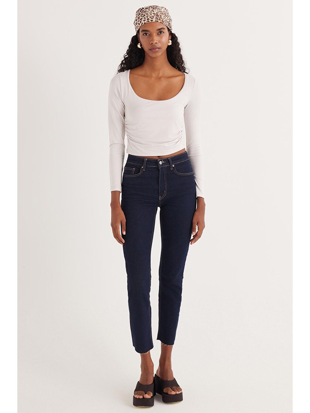 Bej Kadın Slim Fit Dar Kesim Uzun Kollu U Yaka Taş Bluz-4