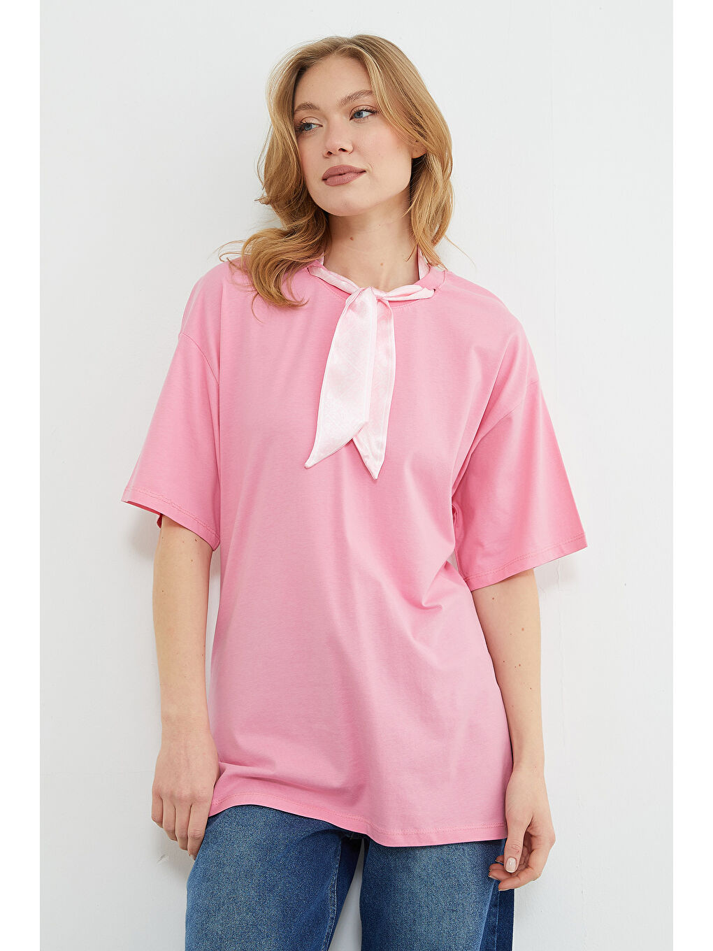 Pembe Fular Detaylı Bisiklet Yaka Tişört-1