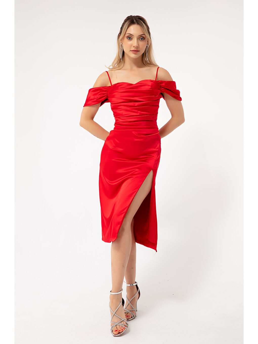 Kadın Kırmızı İnce Askılı Degaje Yaka Midi Saten Abiye Elbise-1