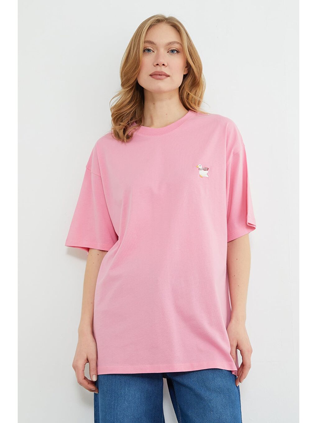Pembe Ördek Nakışlı Bisiklet Yaka Tişört