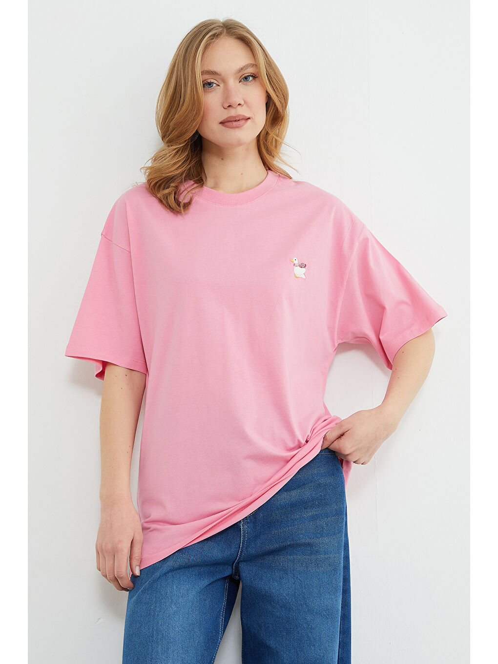 Pembe Ördek Nakışlı Bisiklet Yaka Tişört-1