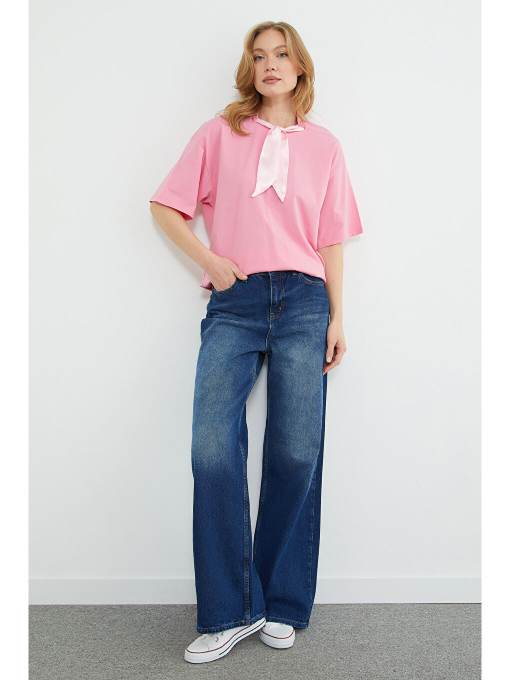 Pembe Fular Detaylı Bisiklet Yaka Tişört-2