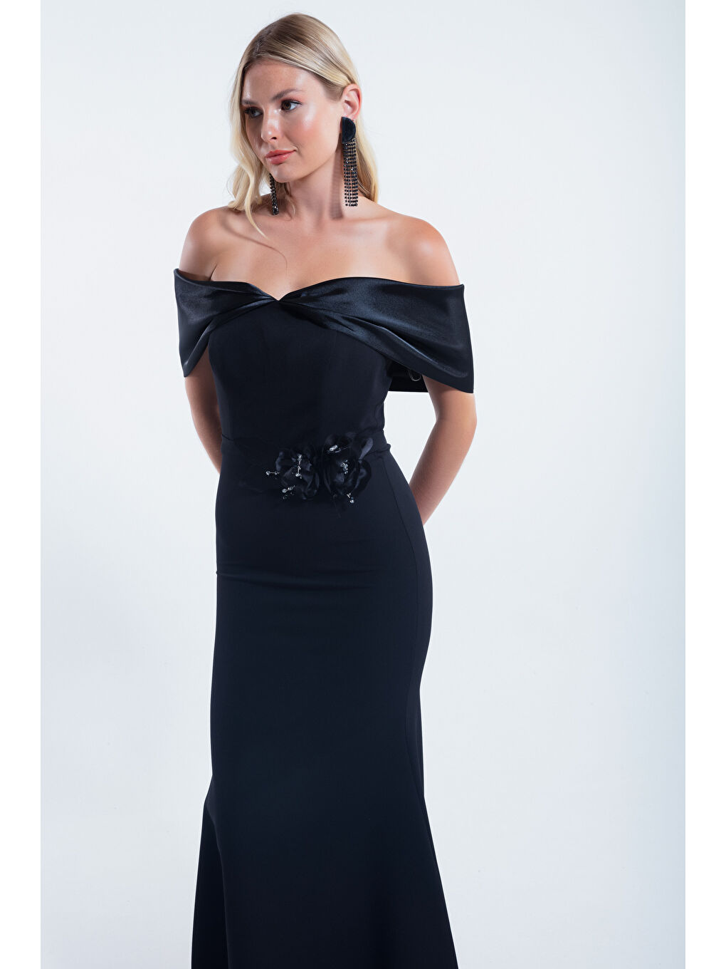 Kadın Siyah Kayık Yaka Fiyonklu Uzun Abiye Elbise-2