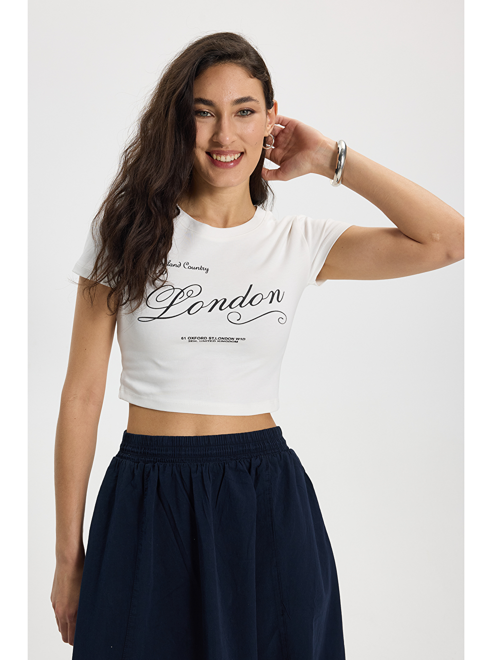 Kadın Slim Fit Dar Kesim %100 Pamuk Bisiklet Yaka Kısa Kollu Baskılı Ekru Crop Tişört