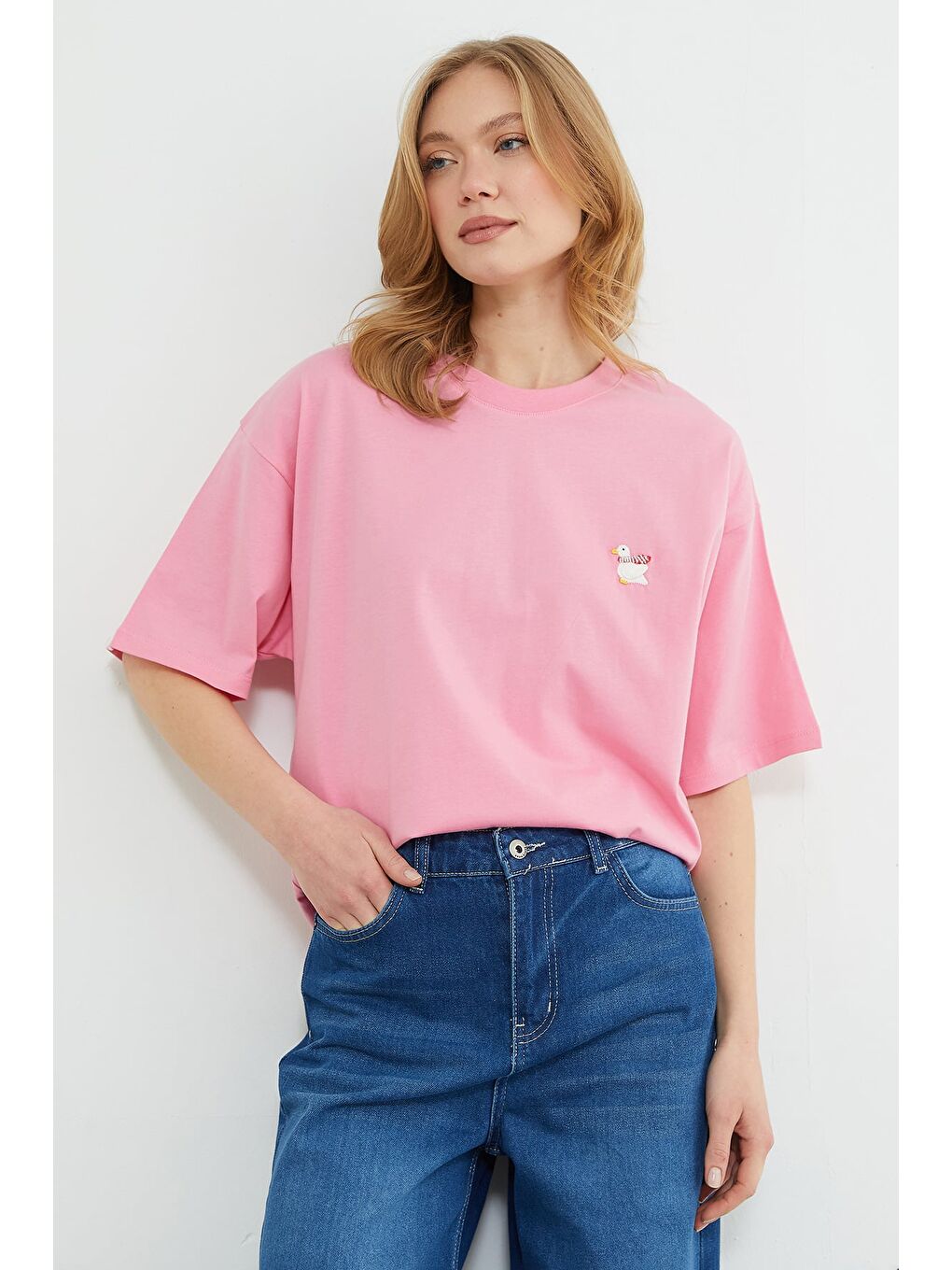 Pembe Ördek Nakışlı Bisiklet Yaka Tişört-3