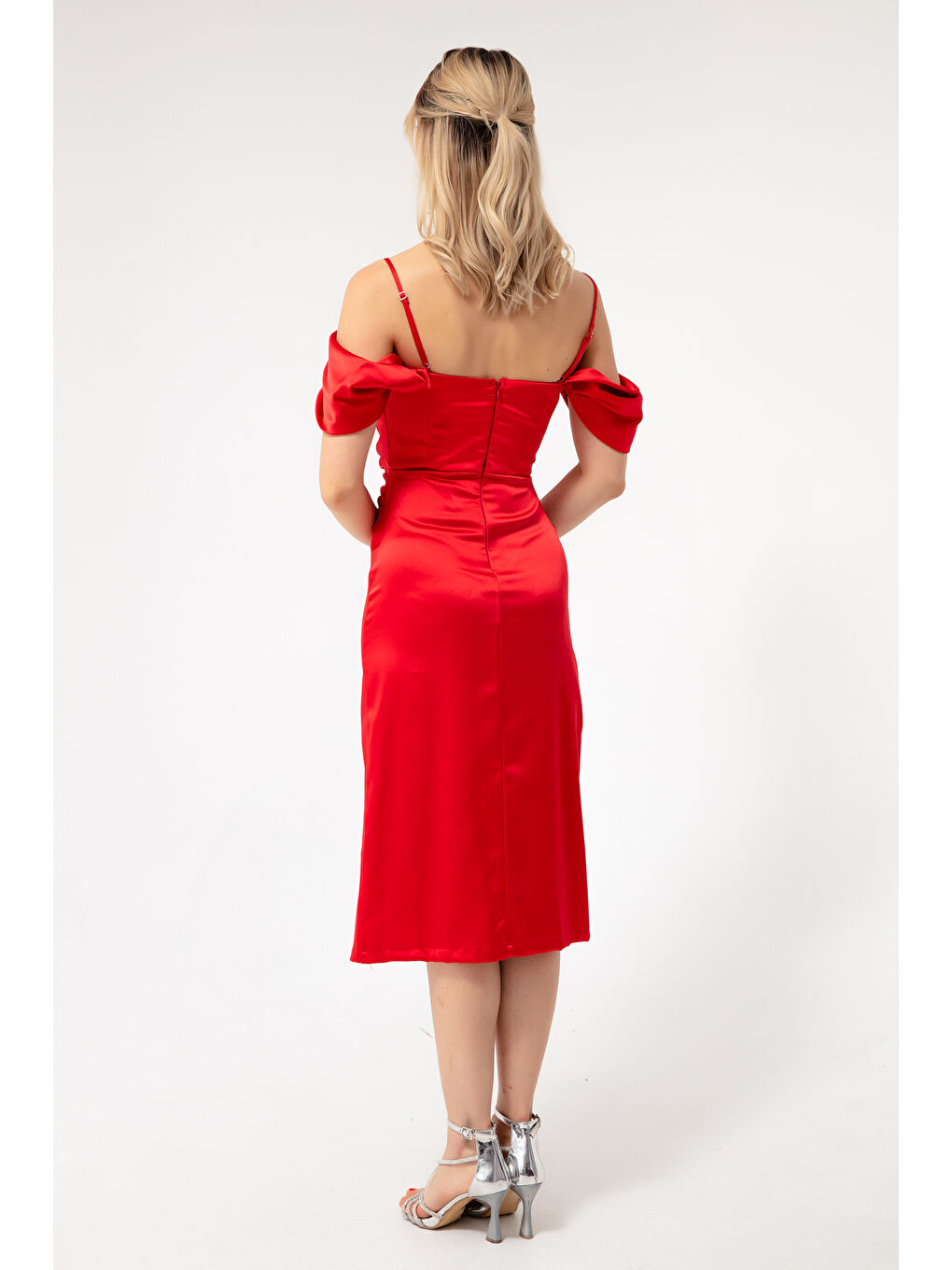 Kadın Kırmızı İnce Askılı Degaje Yaka Midi Saten Abiye Elbise-4
