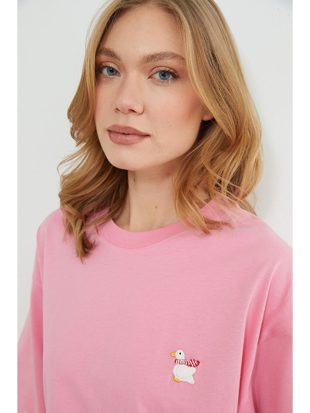 Pembe Ördek Nakışlı Bisiklet Yaka Tişört-4