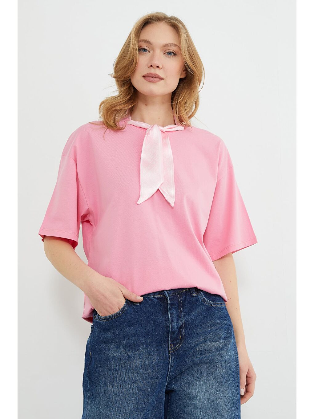 Pembe Fular Detaylı Bisiklet Yaka Tişört-3