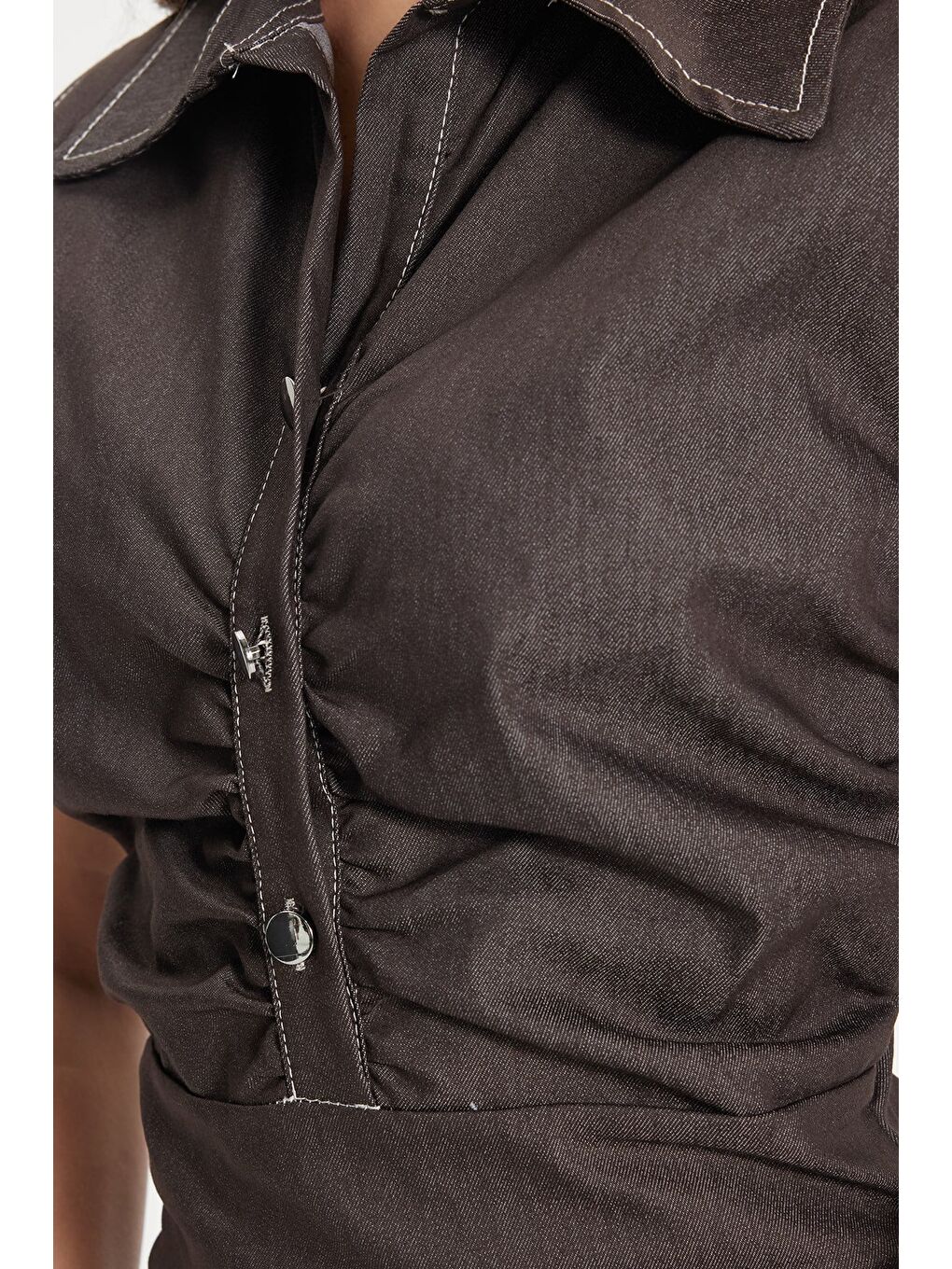 Kadın Relax Fit Rahat Kesim Düğmeli Göğüs Büzgü Detaylı Yırtmaçlı Maxi Boy Kahverengi Jean Elbise-2