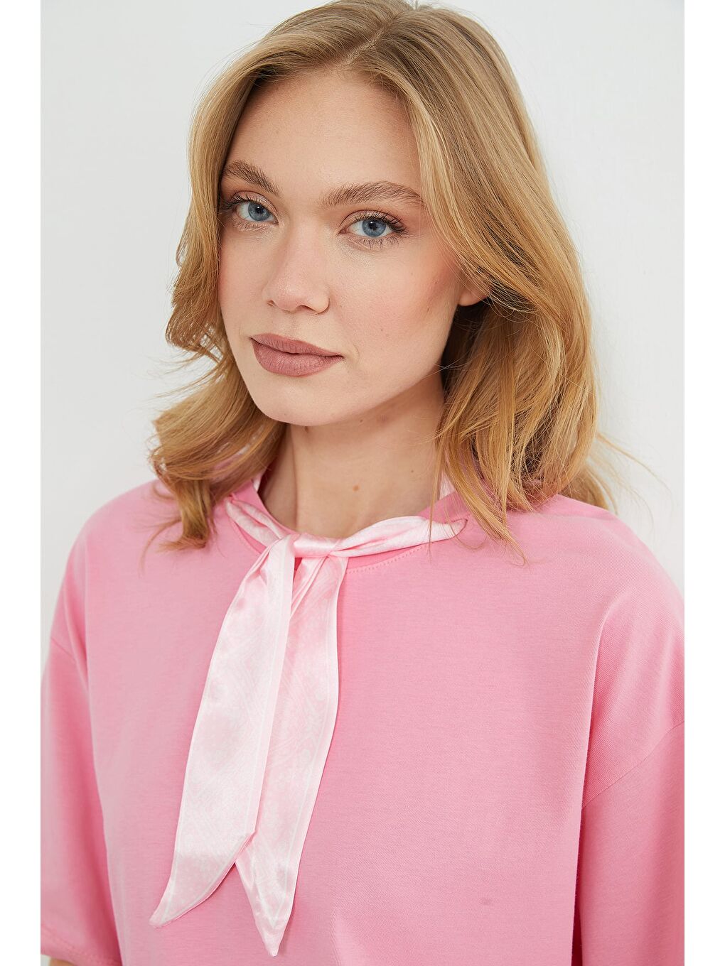 Pembe Fular Detaylı Bisiklet Yaka Tişört-4