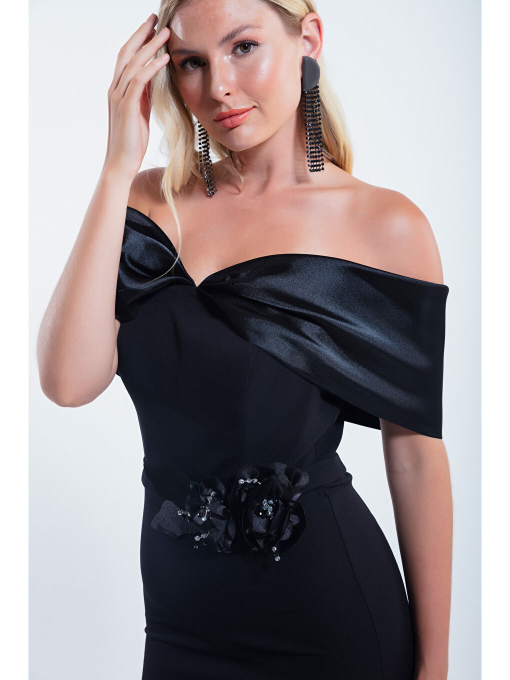 Kadın Siyah Kayık Yaka Fiyonklu Uzun Abiye Elbise-3