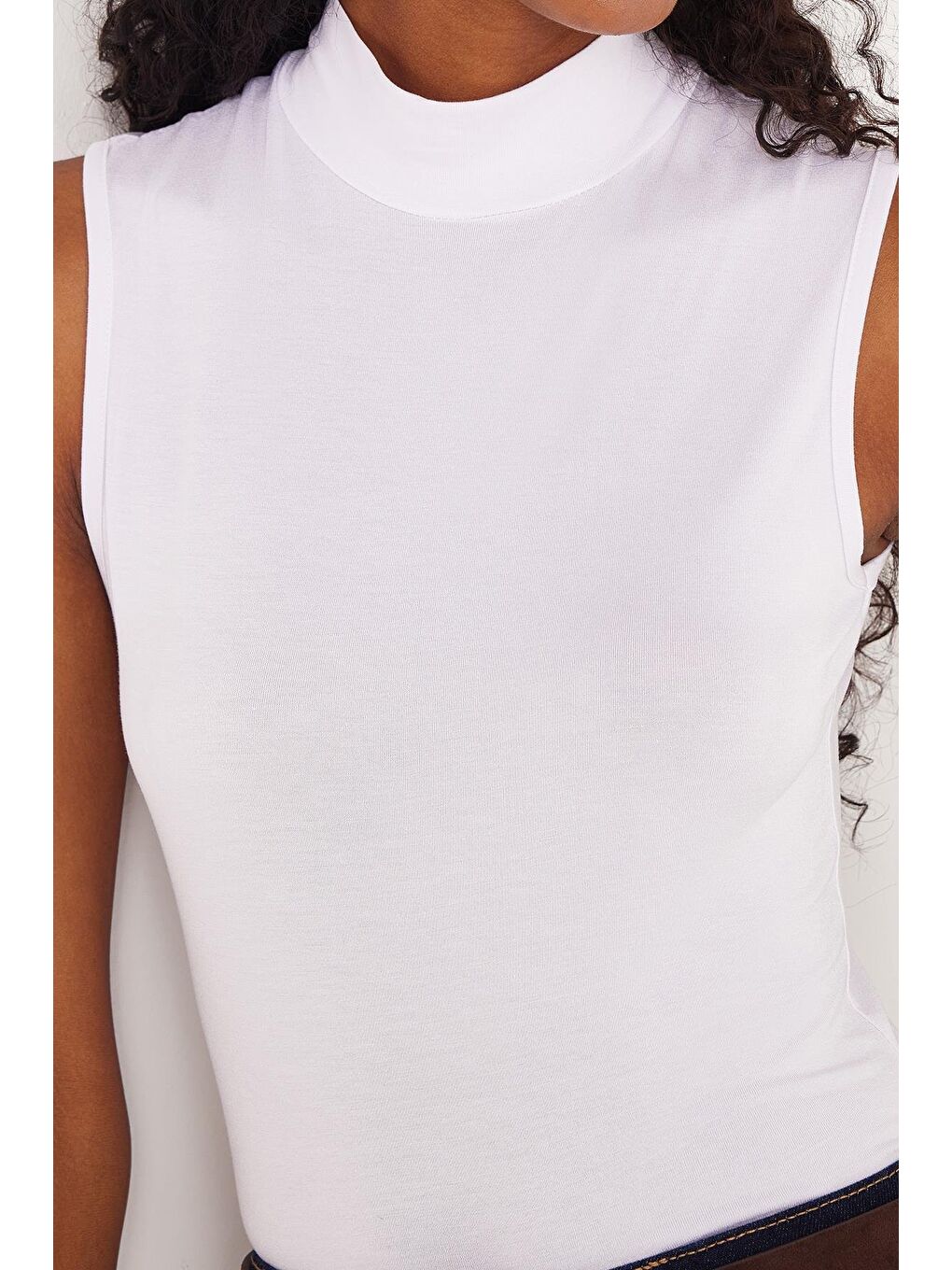 Kadın 4'Lü Paket Beyaz Regular Fit Viskon Kumaş Balıkçı Yaka Sıfır Kol Bluz-3