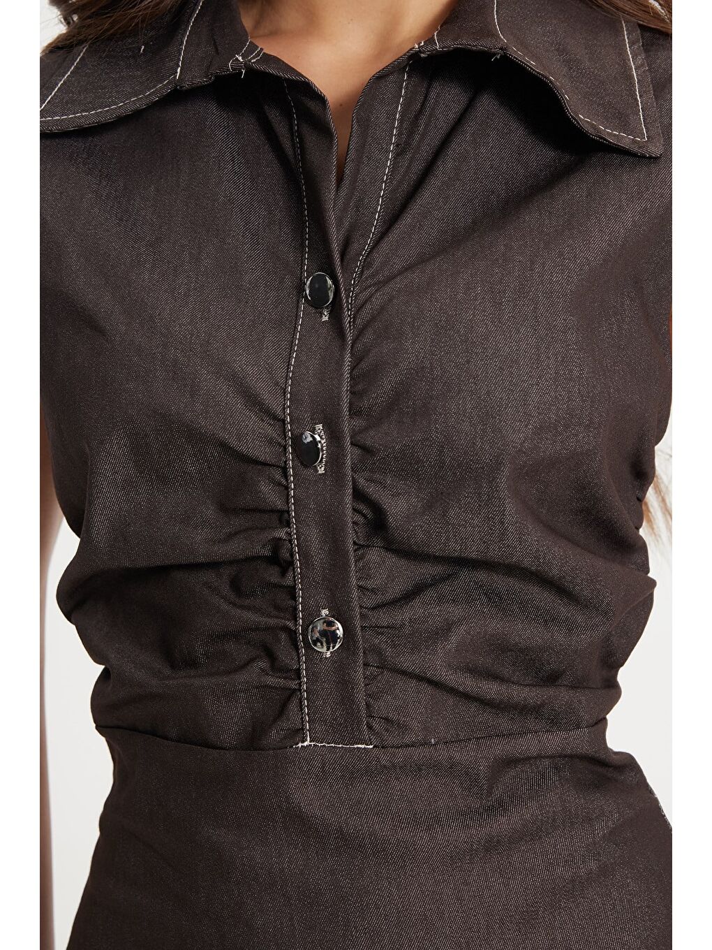 Kadın Relax Fit Rahat Kesim Düğmeli Göğüs Büzgü Detaylı Yırtmaçlı Maxi Boy Kahverengi Jean Elbise-4