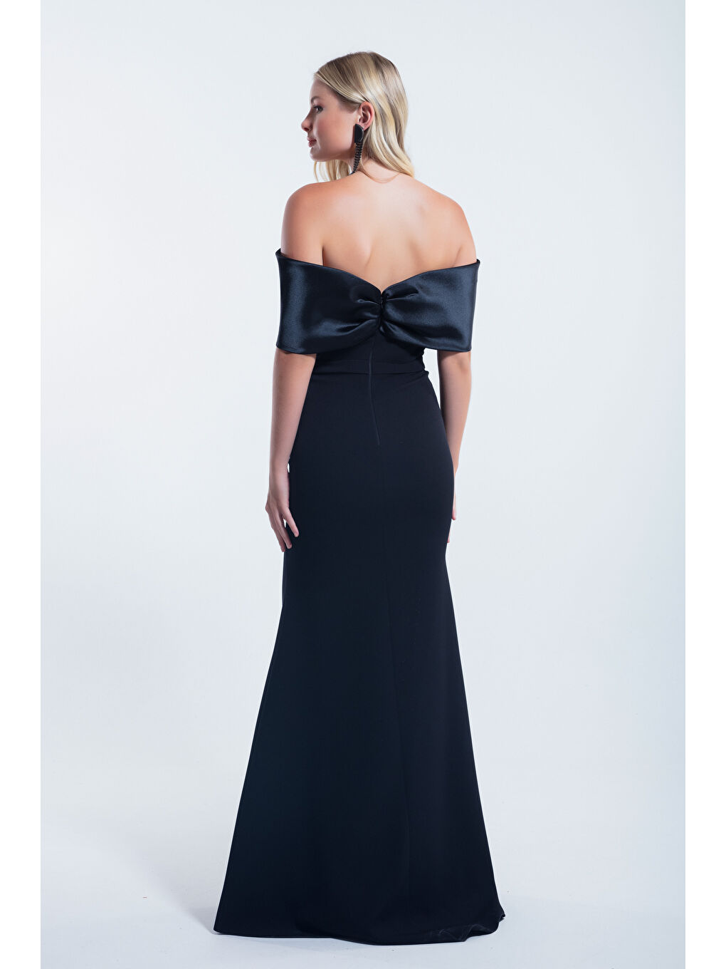 Kadın Siyah Kayık Yaka Fiyonklu Uzun Abiye Elbise-4