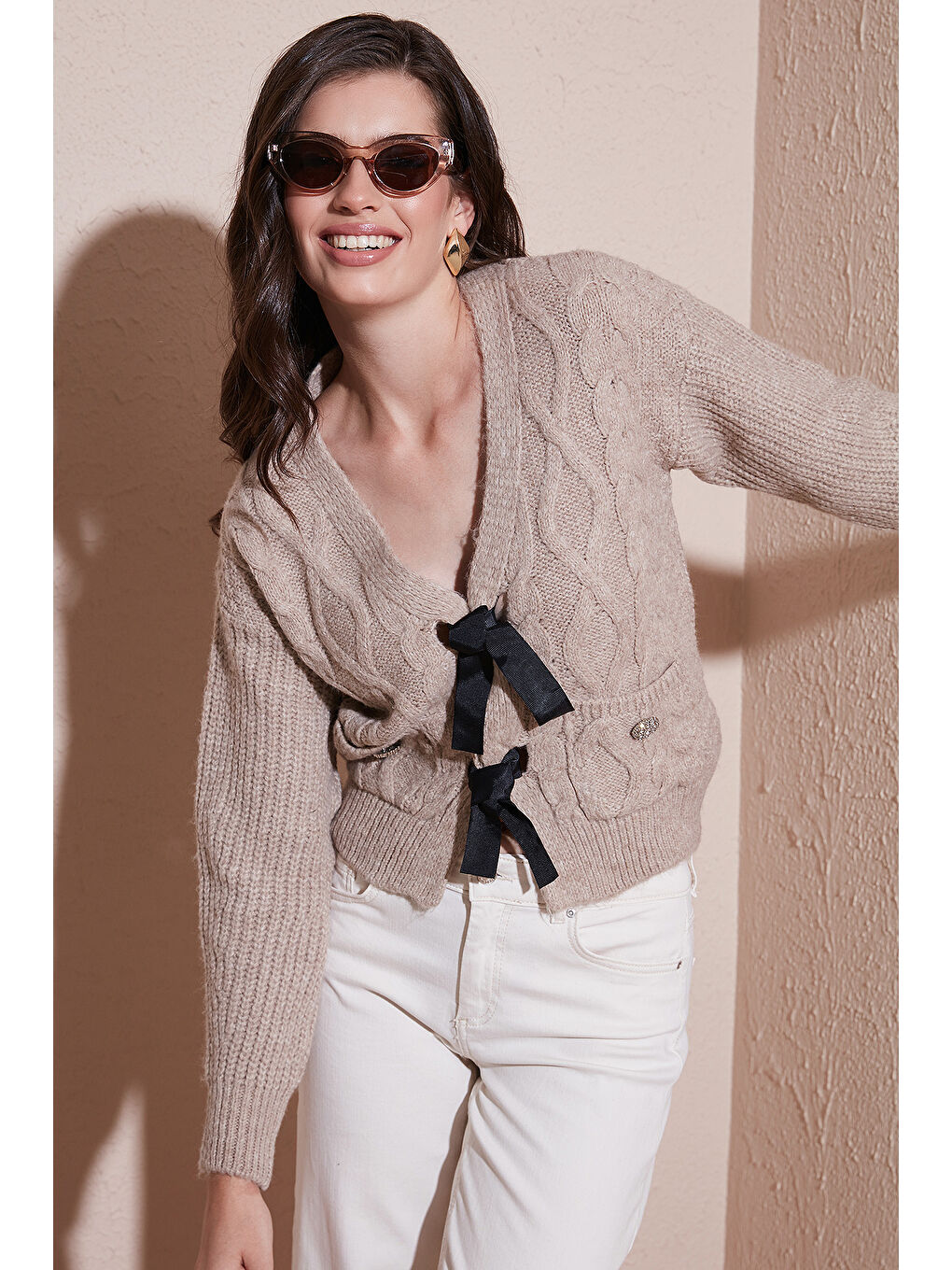 Bej Premium Regular Fit V Yaka Fiyonk Bağlama Detaylı Örgü Desenli Triko Hırka 680KZ1947-1