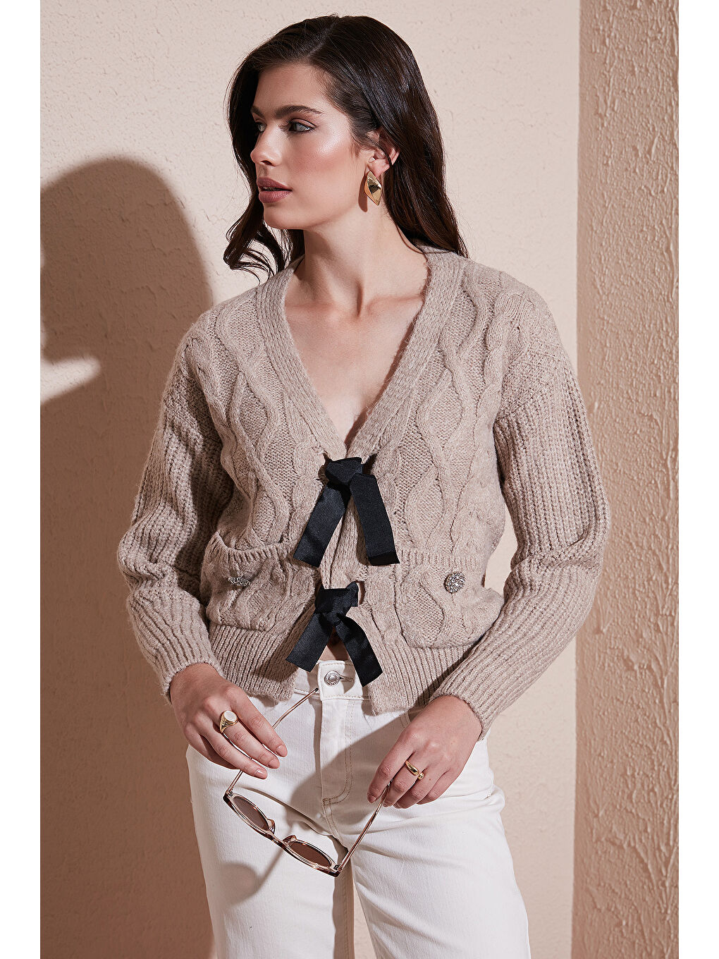 Bej Premium Regular Fit V Yaka Fiyonk Bağlama Detaylı Örgü Desenli Triko Hırka 680KZ1947-2