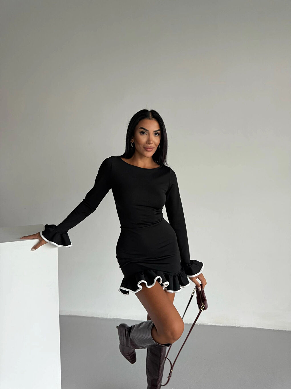 Kadın Siyah Uzun Kollu Volanlı ve Biyeli Dalgıç Kumaş Mini Elbise HZL25W-FRY123401-1